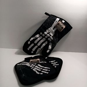 Halloween Black & white SKULL HANDS oven mitt and pot Holder  NEW